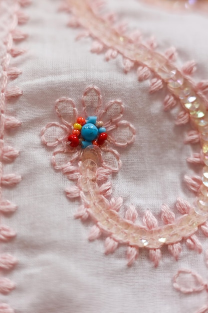 ręcznie haftowany detal